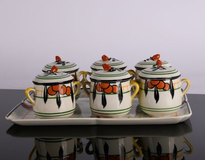 un plateau avec trois tasses et un plateau sur lequel se trouvent deux soucoupes