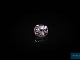 un diamant rose sur fond noir