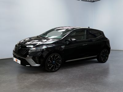 une Toyota RAV noire garée dans une pièce blanche
