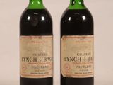 deux bouteilles de vin posées l'une à côté de l'autre sur une surface blanche