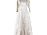 une robe blanche sur un mannequin, un mannequin, un mannequin, un mannequin, un mannequin, un mann