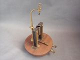 une locomotive à vapeur d'antan posée sur un socle en bois