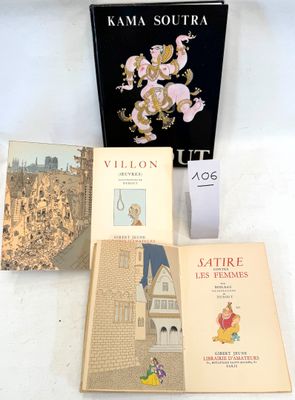 plusieurs livres sont posés sur une table recouverte d'une nappe blanche