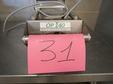 un autocollant rose sur une machine à laquelle est accrochée une étiquette de prix