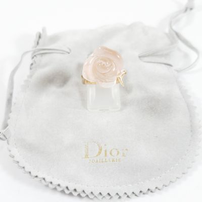 un gros plan d'une bague dans un sac posé sur une surface blanche