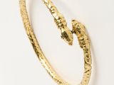 un bracelet en or orné d'une tête de serpent