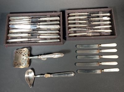 Ensemble de couverts et couteaux : 12 grands et 11 petits co… - Photo 1