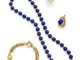 un ensemble composé d'un collier, d'un bracelet et d'une bague en lapis-lazuli et or