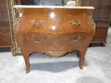 une petite commode avec un plateau en marbre
