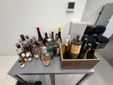 de nombreuses bouteilles d'alcool posées sur une table dans une pièce
