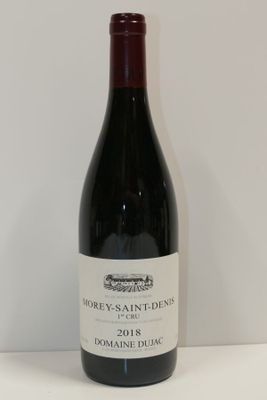 une bouteille de vin posée sur une table