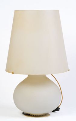 la lampe est blanche et est équipée d'un abat-jour blanc