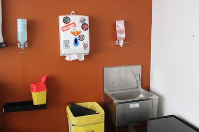 une photo d'une cuisine aux murs orange avec un évier