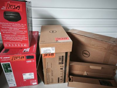 plusieurs boîtes sont empilées dans une pièce