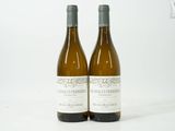 deux bouteilles de vin posées l'une à côté de l'autre sur une table