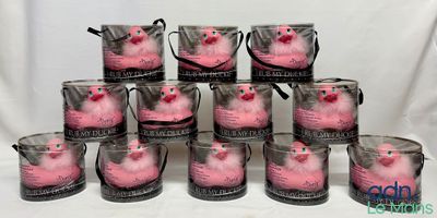 six seaux de cupcakes recouverts d'un glaçage rose, posés sur une table blanche