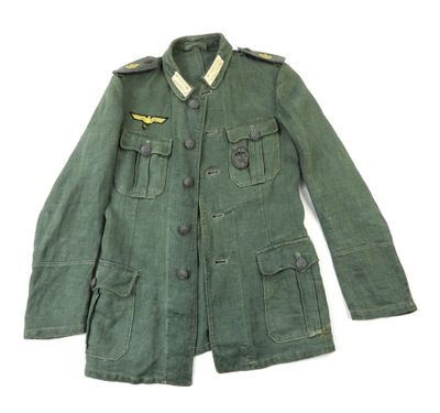 une veste vert militaire avec un petit écusson sur la poitrine