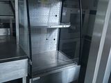 un réfrigérateur vide au milieu d'une cuisine