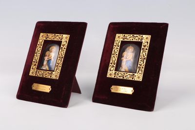 une paire de cadres photo anciens ornés de dorures et contenant chacun la photo d'une femme en robe