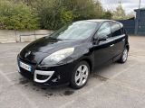 la photo d'une voiture noire garée dans un parking