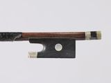 un archet de violon avec un manche en bois sur fond blanc