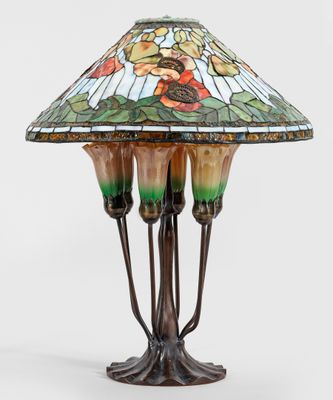 gros plan d'une lampe sur une table à fond blanc