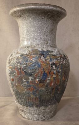Vase en terre émailé - décor de dix femmes, palmiers (accide…