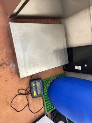 une planche de surf bleue posée sur une autre planche de surf bleue