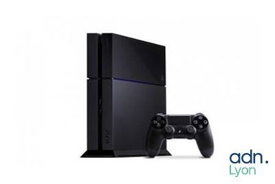 La console PlayStation 4 de Sony est présentée à côté d'une manette de jeu.