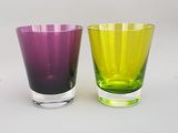 trois verres de couleurs différentes posés les uns à côté des autres sur une table