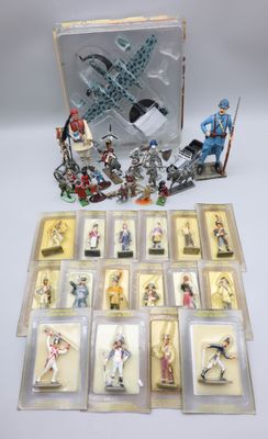 tout un tas de figurines rangées dans une boîte