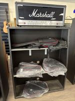Meuble présentoir de magasin en forme d'amplificateur Marsha…