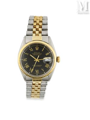 un gros plan d'une montre sur un fond blanc avec un fond blanc