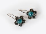 une paire de boucles d'oreilles en argent et turquoise sur fond blanc