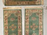 trois morceaux de tapis verts posés sur une surface blanche