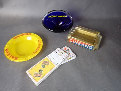 une assiette jaune, un bol bleu et quelques autres objets posés sur une table