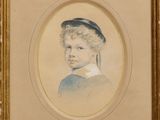 portrait d'un jeune garçon portant un chapeau bleu et une chemise blanche