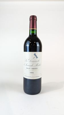 une bouteille de vin posée sur une table