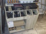 une armoire en bois contenant de nombreux ustensiles