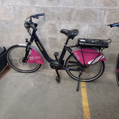 deux vélos garés l'un à côté de l'autre sur un parking
