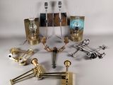 tout un tas de lampes de styles différents sur la table
