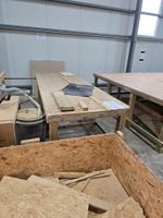 TABLE de découpe avec rampe escalier en bois et OSB