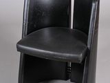 une paire de fauteuils en cuir noir avec un dossier et une assise incurvés