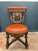 CHAISE PONTEUSE ou fumeuse en noyer, le dossier à riche déco…