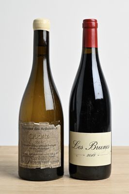 deux bouteilles de vin posées sur une table