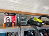 de nombreux outils différents sur une étagère dans un garage