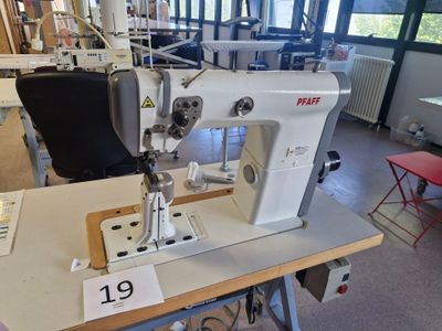 une machine à coudre posée sur une table dans une pièce