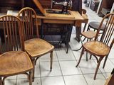 quatre chaises en bois et une table dans une pièce