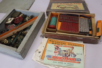 deux boîtes contenant différents types de jouets, posées sur une table