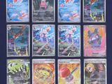 Les cartes Pokémon sont toutes alignées sur une surface bleue.